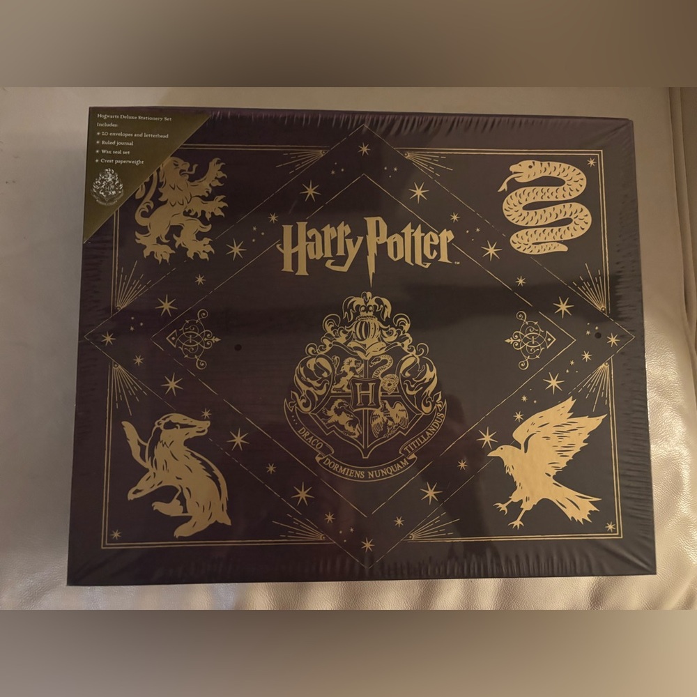 Warner Bros. Harry Potter Hogwarts Deluxe Stationery Set NEW in sealed box
